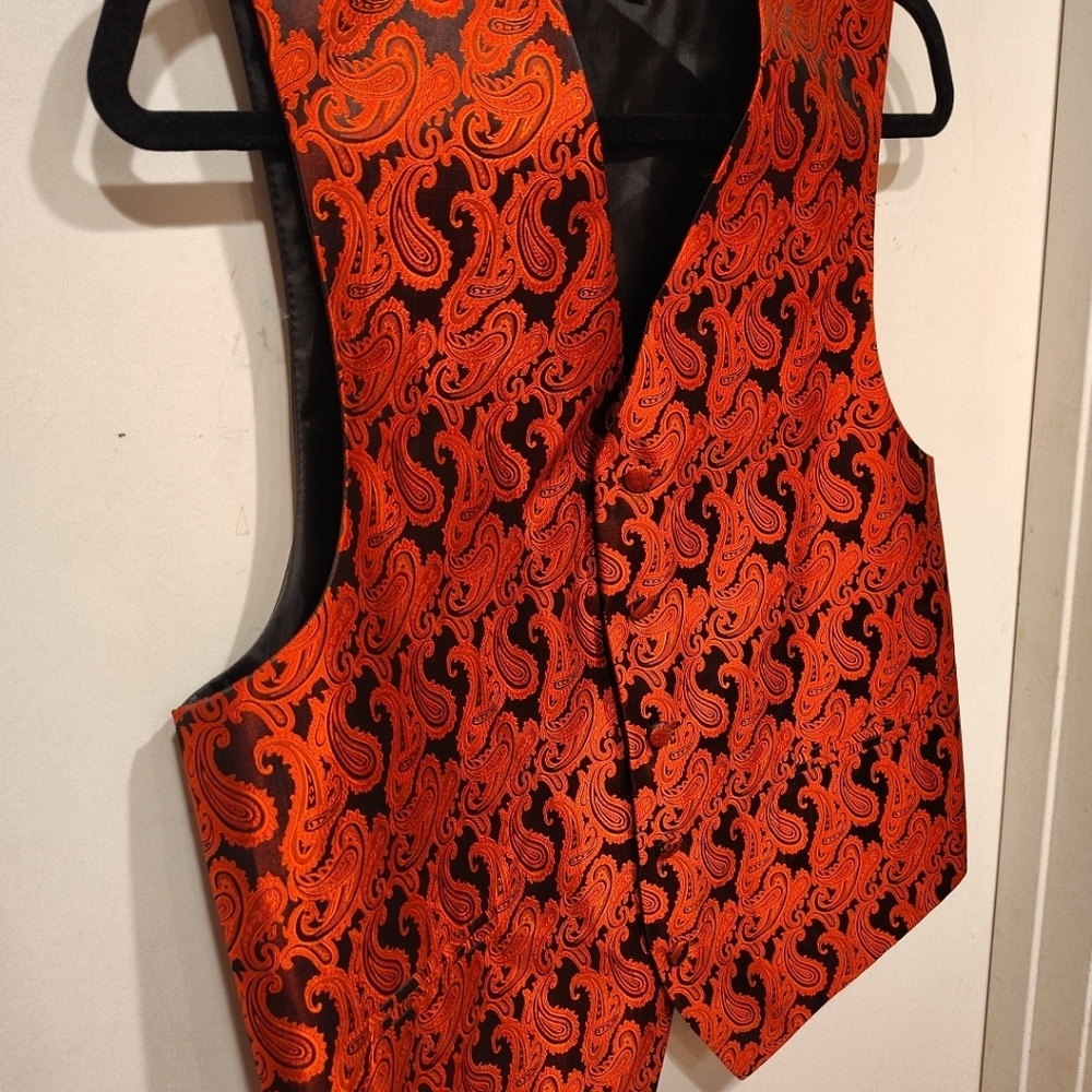 Q Brand Men's Red Satin Paisley Print Formal Vest Sz XS Wedding Prom Party Event - Picture 3 of 6